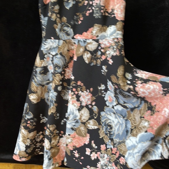 🌺Mini dress 👗 - Picture 3 of 5